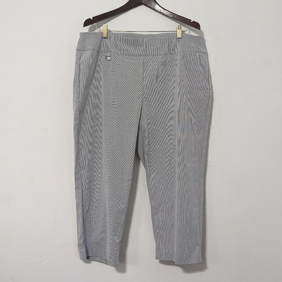 T Tahari Pants - NWOT Women's Capri Pants